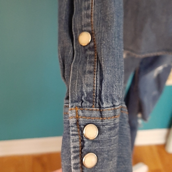 Long sleeve button up Levi's med. Blue Jean shirt - Picture 3 of 4